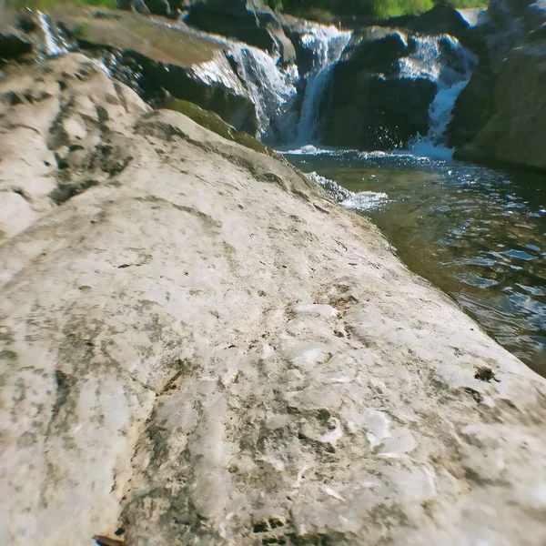 天然の清らかな川の水の石 — ストック写真