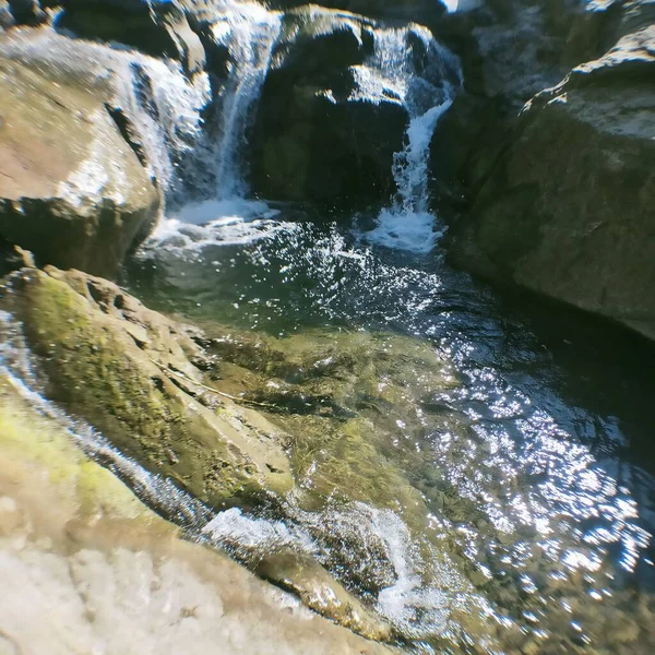 天然の清らかな川の水の石 — ストック写真