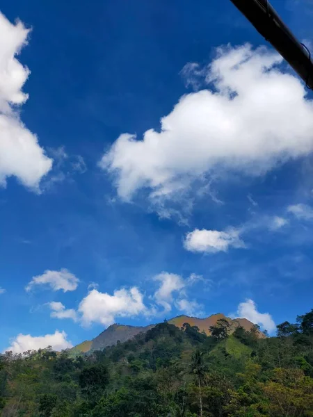 Schöne Landschaft Mit Blauem Himmel Grünem Gras Und Wolken — Stockfoto