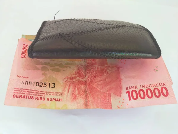 紙幣財布レッドブルー数十万枚の白い背景紙3 2022年インドネシア東南アジア — ストック写真