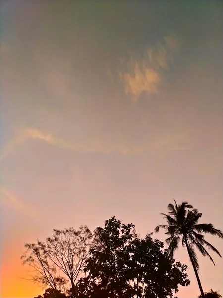 Голубое Оранжевое Небо — стоковое фото