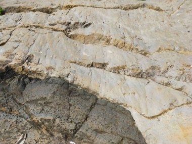 Taşın dokusunu. Denizin arka planı.