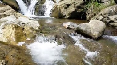 Doğal nehir taşı çeşmesi akan su siyah beyaz taş temiz su