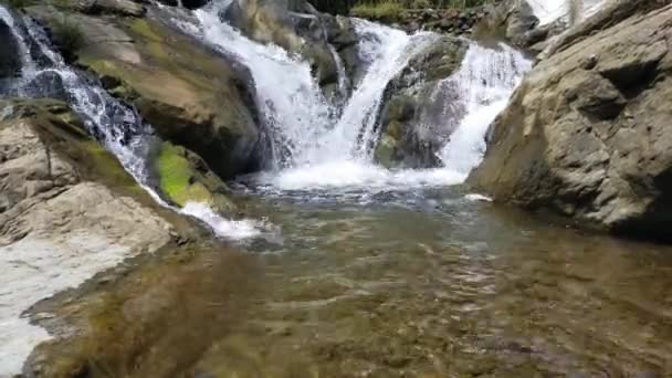 Fonte Pedra Natural Rio Água Corrente Pedra Branca Preta Água — Vídeo de Stock