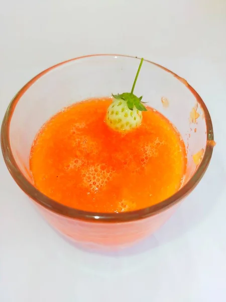 喝上一杯新鲜的黄色木瓜汁 — 图库照片