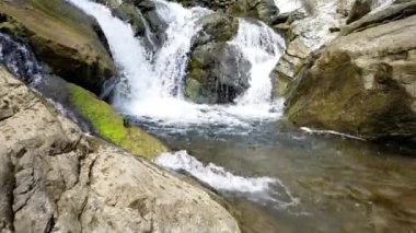 Doğal nehir taşı çeşmesi akan su siyah beyaz taş temiz su