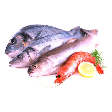 Beyaz arka planda limonlu ve maydanozlu taze balık