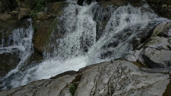 Cascada Con Agua Que Fluye Las Rocas Verdes — Foto de Stock