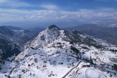 Himalaya Dağları 'nın ortasındaki Malam Jabba Tepesi istasyonu ve kasabasının kışın karla kaplı havadan görüntüsü, Swat Khyber Pakhtunkhwa Pakistan