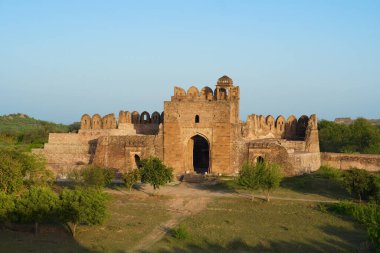 Rohtas Kalesi 'nin kalıntıları Jhelum Punjab Pakistan, Şah Chandwali' nin tuğla ve taşlardan yapılmış merkezi anıtı antik Hint tarihi, mirası ve klasik mimarisini gösteriyor.