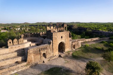Rohtas Kalesi 'nin kalıntıları Jhelum Punjab Pakistan, Şah Chandwali' nin tuğla ve taşlardan yapılmış merkezi anıtı antik Hint tarihi, mirası ve klasik mimarisini gösteriyor.