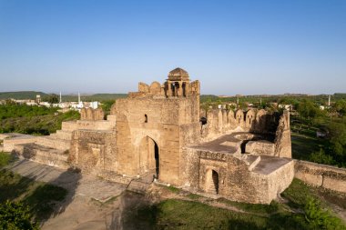 Rohtas Kalesi 'nin kalıntıları Jhelum Punjab Pakistan, Şah Chandwali' nin tuğla ve taşlardan yapılmış merkezi anıtı antik Hint ve Babür tarihini, mirasını ve klasik mimarisini gösteriyor.