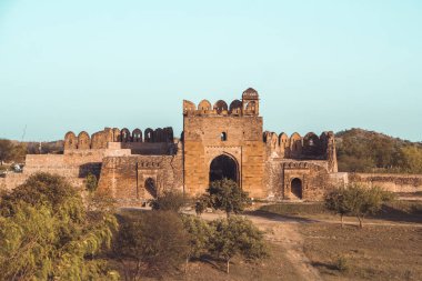 Rohtas Kalesi 'nin kalıntıları Jhelum Punjab Pakistan, Şah Chandwali' nin tuğla ve taşlardan yapılmış merkezi anıtı antik Hint ve Babür tarihini, mirasını ve klasik mimarisini gösteriyor.