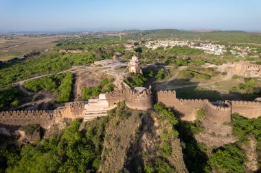 Rohtas Kalesi 'nin dış duvarlarının havadan görünüşü Pakistan' ın eski vintage duvarları ve antik ortaçağ şatosunun gözetleme kuleleri Hint ve Pakistan Punjabi mirasının anıtı.