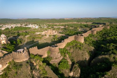 Rohtas Kalesi 'nin dış duvarlarının havadan görünüşü Pakistan' ın eski vintage duvarları ve antik ortaçağ şatosunun gözetleme kuleleri Hint ve Pakistan Punjabi mirasının anıtı.