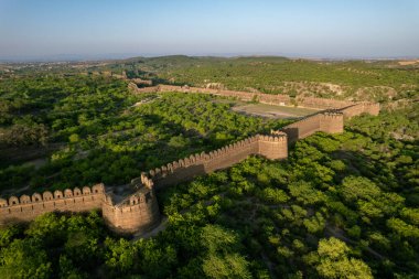 Eski vintage tahkimatı, ortaçağ kalesinin savunma duvarı, Rohtas kalesinin havadan görünüşü Pakistan, UNESCO dünya mirası sahası, Hint mirasının tarihi anıtı.