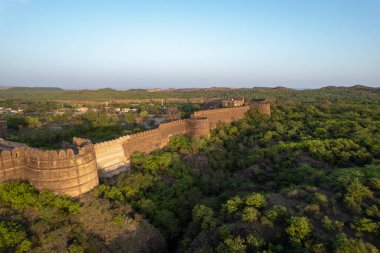 Rohtas Kalesi 'nin dış duvarlarının havadan görünüşü Pakistan' ın eski vintage duvarları ve antik ortaçağ şatosunun gözetleme kuleleri Hint ve Pakistan Punjabi mirasının anıtı.