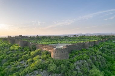 Eski vintage tahkimatı, ortaçağ kalesinin savunma duvarı, Rohtas kalesinin havadan görünüşü Pakistan, UNESCO dünya mirası sahası, Hint mirasının tarihi anıtı.