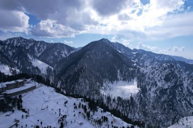Kış Harikalar Diyarı: Malam Jabba Swat Khyber Pakhtunkhwa Pakistan 'daki Himalaya Dağları ve çam ağacı ormanlarının hava manzarası