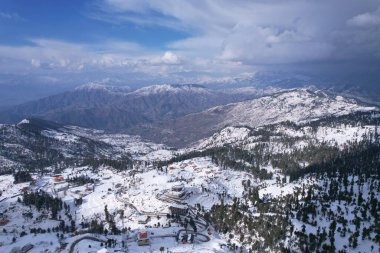 Himalaya Dağları 'nın ortasındaki Malam Jabba Tepesi istasyonu ve kasabasının kışın karla kaplı havadan görüntüsü, Swat Khyber Pakhtunkhwa Pakistan