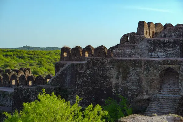 Eski antik ortaçağ kale duvarları, Rohtas Kalesi Pakistan 'ın antik taş ve tuğla duvarları, UNESCO' nun dünya mirası alanı.