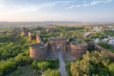 Rohtas kalesi Punjab Pakistan 'ın tarihi anıtının havadan manzarası. Hint şatosunun tarihi ve klasik mimarisi..