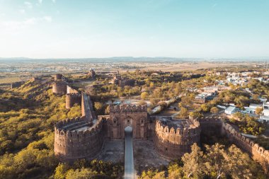 Antik Hint ve Babür tarihini, mirasını ve klasik mimarisini gösteren ana kapı ve duvarlar olan Rohtas Kalesi Jhelum Punjab Pakistan harabeleri.