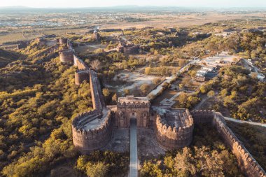 Antik Hint ve Babür tarihini, mirasını ve klasik mimarisini gösteren ana kapı ve duvarlar olan Rohtas Kalesi Jhelum Punjab Pakistan harabeleri.