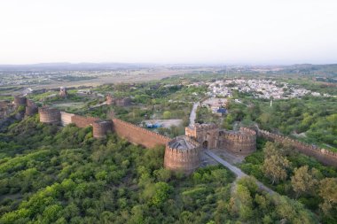 Antik Hindistan ve Babür tarihi, mirası ve klasik mimarisini gösteren Rohtas Kalesi Jhelum Punjab Pakistan.