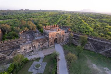 Hava görüntüsü, ana geçidin insansız hava aracı görüntüsü ve Rohtas Kalesi Jhelum Punjab Pakistan 'ın gözlem kulesi. Eski Hint Kalesi 'nin tarihi ve klasik mimarisi..