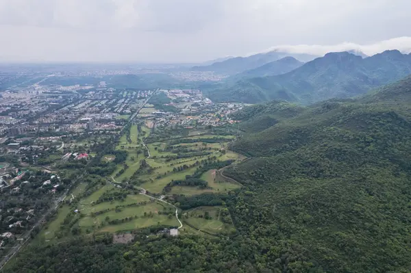 İslamabad şehri Pakistan ve yeşil Margala tepelerindeki Margala Yeşiller Golf Kulübü 'nün hava görüntüsü.