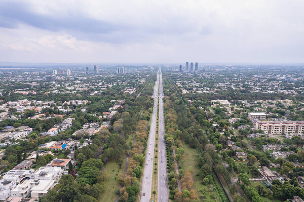 Вид с воздуха на красивую столицу Пакистана Исламабад с большим количеством зелени.