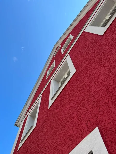 Κόκκινο Σπίτι Ενάντια Στον Γαλάζιο Ουρανό — Φωτογραφία Αρχείου