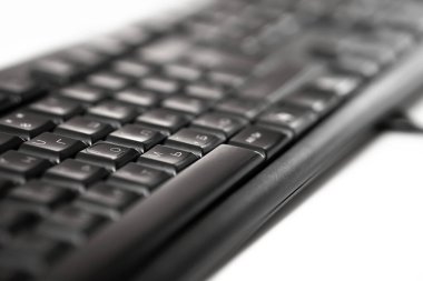 Tamir, klavyeyi temizlemek. siyah kablo klavye beyaz arkaplanda yatıyor.