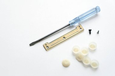 Tamir, klavye temizleme işlemi. tornavida, fiş tokası, vida, lastik kapaklar, klavye parçaları..