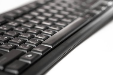 Tamir, klavyeyi temizlemek. siyah kablo klavye beyaz arkaplanda yatıyor.