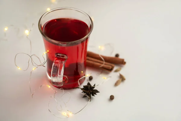 Una Taza Vidrio Una Bebida Calentamiento Rojo Vino Caliente Ponche — Foto de Stock