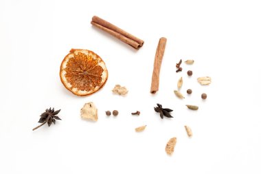 Kışın sıcak bir içecek için baharat seti. Kışın sıcak içecekler için malzemeler (çay, sıcak şarap, punç).