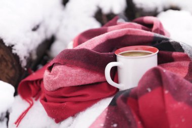 Karla kaplı barlarda sıcak bir eşarba sarılmış bir fincan sıcak kahve..