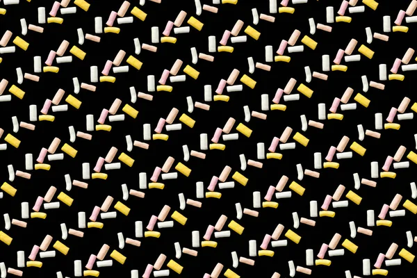 Renkli şekerlemeler. Desen. Siyah bir arkaplanda.