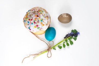 Fare sümbülü ve Paskalya yumurtası, Paskalya pastası. Beyaz arka planda küçük bir buket. Muscari. bahar çiçekleri.