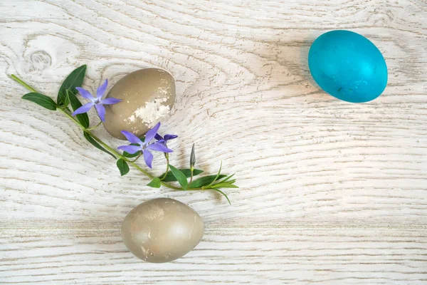 Tahta Yüzeyde Paskalya Yumurtası Menekşe Paskalya Bahar Çiçekleri Bahar — Stok fotoğraf