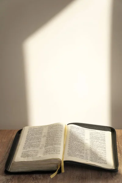 Otwórz Biblię Stole Jasne Tło Światło Słoneczne Oświecenie Wiara Religia Zdjęcie Stockowe