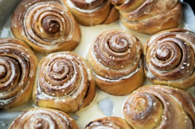 Cinnabon. Ev yapımı susamlı ve tarçınlı çörekler. Lezzetli hamur işleri veya sıcak bir rulo.