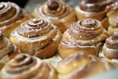 Cinnabon. Ev yapımı susamlı ve tarçınlı çörekler. Lezzetli hamur işleri veya sıcak bir rulo.