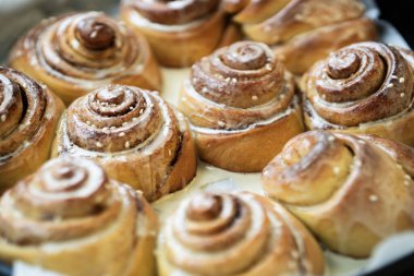 Cinnabon. Ev yapımı susamlı ve tarçınlı çörekler. Lezzetli hamur işleri veya sıcak bir rulo.
