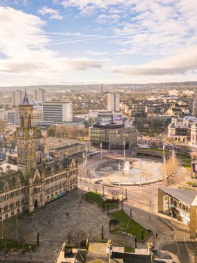 Güneşli bir günde Bradford Şehir Merkezi 'nin şehir meydanı ve yüzüncü caddenin havadan görünüşü