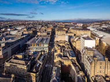 Bradford Şehir Merkezi, Batı Yorkshire üzerinde ofis, ticari ve konut binaları da dahil olmak üzere hava manzarası.