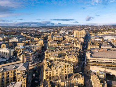 Bradford Şehir Merkezi, Batı Yorkshire üzerinde ofis, ticari ve konut binaları da dahil olmak üzere hava manzarası.
