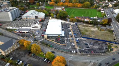 Bradford, İngiltere - 29 Ekim 2023: Lidl süpermarketinin hava görüntüsü Shipley 'de bir Alman bütçe süpermarketi. Yüksek kalite fotoğraf